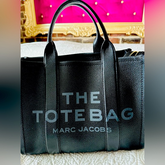 Marc Jacobs Handbags - Marc Jacobs Authentic Black Medium Leather Tote Bag